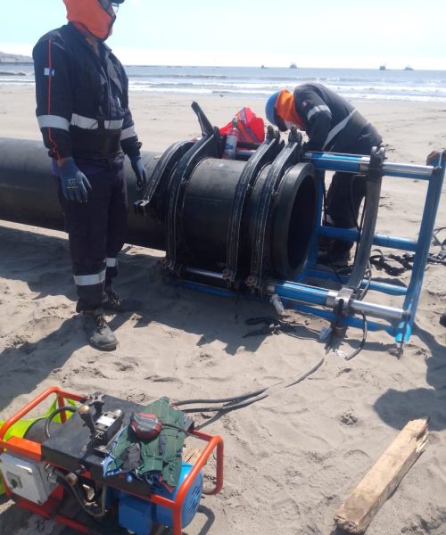 Equipo de Lanzamiento de Tuberías Submarinas en acción: instalación de tuberías submarinas para el transporte de petróleo y gas.