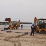 Instalación de Tuberías Submarinas: equipo de buzos asegurando y ajustando una tubería en su lugar en el fondo del océano. buceo en el peru, ¿Cómo elegir el servicio de Lanzamiento de Tuberías de Agua y Petróleo submarina adecuado para tu proyecto? ¡Te lo explicamos aquí!