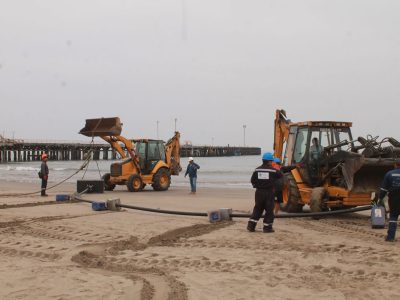 Instalación de Tuberías Submarinas: equipo de buzos asegurando y ajustando una tubería en su lugar en el fondo del océano. buceo en el peru, ¿Cómo elegir el servicio de Lanzamiento de Tuberías de Agua y Petróleo submarina adecuado para tu proyecto? ¡Te lo explicamos aquí!